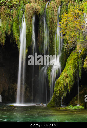 Super jolie cascade dans le Parc National de Plitvice, Croatie Banque D'Images