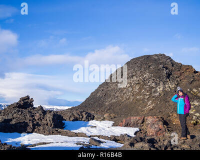 Fille de tourisme sur la bouche, vulcano unactive Leirhnjúkur Krafla, Vulcano, Islande Banque D'Images