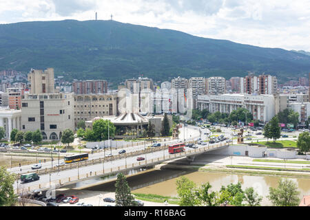 Vue sur la ville à partir de la forteresse de Kale à travers rivière Vardar, Skopje, Skopje, République de Macédoine du Nord Banque D'Images