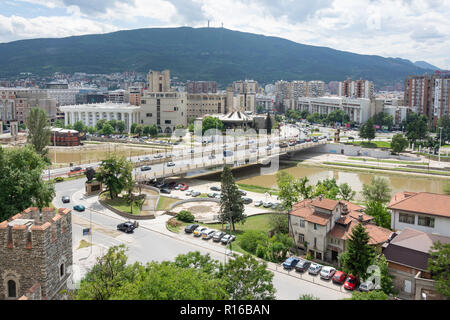 Vue sur la ville à partir de la forteresse de Kale à travers rivière Vardar, Skopje, Skopje, République de Macédoine du Nord Banque D'Images