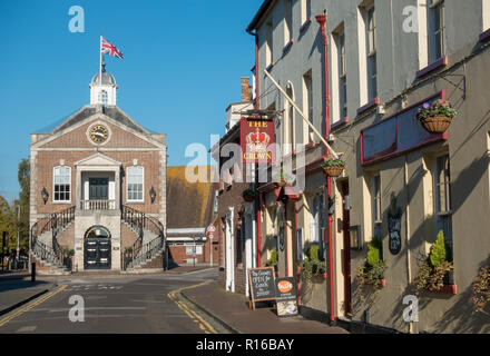 La rue de l'église dans la vieille ville de Poole avec vue vers le bas à Guildhall, Dorset Banque D'Images