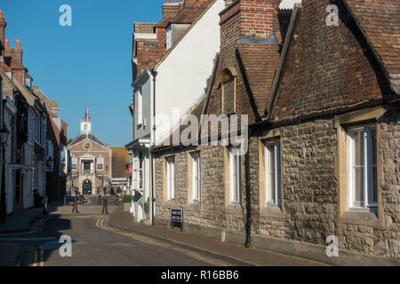 La rue de l'église dans la vieille ville de Poole avec vue vers le bas à Guildhall, Dorset Banque D'Images