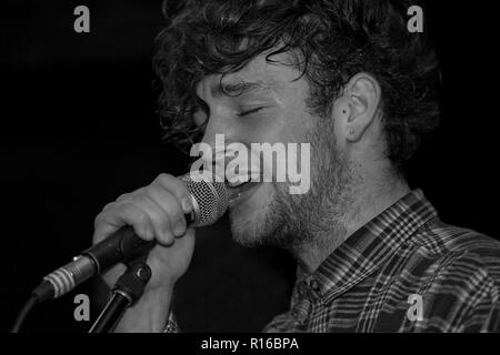 Tom Grennan très tôt au petit concert en ville Bedford 2013 Banque D'Images