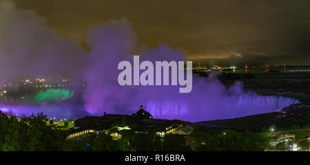 Panorama de nuit du Niagara Falls du côté canadien, l'Ontario, Canada Banque D'Images