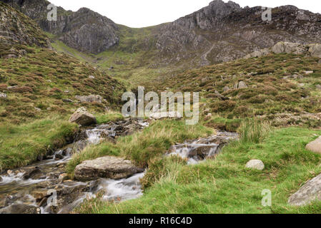 Ruisseau de montagne sur le MCG Idwal piste dans le Parc National de Snowdonia dans le Nord du Pays de Galles Banque D'Images