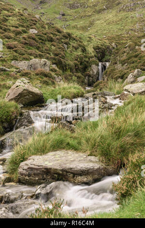 Ruisseau de montagne sur le MCG Idwal piste dans le Parc National de Snowdonia dans le Nord du Pays de Galles Banque D'Images