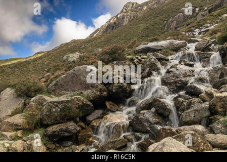 Ruisseau de montagne sur le MCG Idwal piste dans le Parc National de Snowdonia dans le Nord du Pays de Galles Banque D'Images