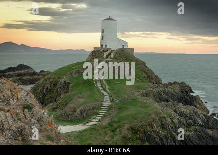 Tŵr Mawr phare sur l'île Llanddwyn, Anglesey, au nord du Pays de Galles UK Banque D'Images