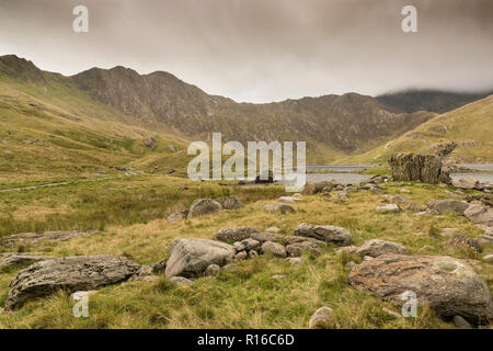 Vue sur Llyn Llydaw mineurs à côté de la piste vers le sommet du Mont Snowdon dans le Nord du Pays de Galles Banque D'Images