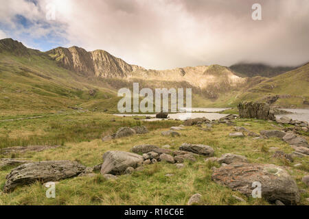 Vue sur Llyn Llydaw mineurs à côté de la piste vers le sommet du Mont Snowdon dans le Nord du Pays de Galles Banque D'Images