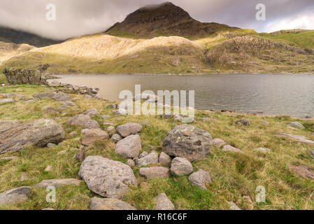 Vue sur Llyn Llydaw mineurs à côté de la piste vers le sommet du Mont Snowdon dans le Nord du Pays de Galles Banque D'Images