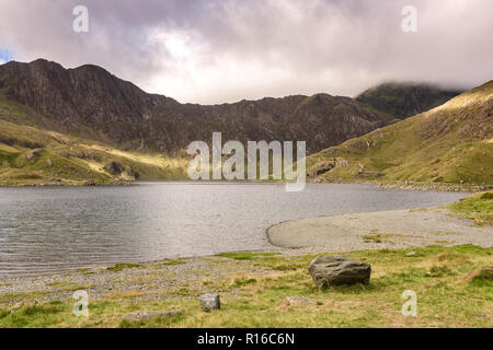 Vue sur Llyn Llydaw mineurs à côté de la piste vers le sommet du Mont Snowdon dans le Nord du Pays de Galles Banque D'Images