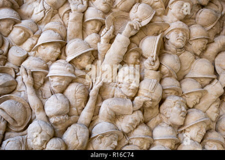 Célébrations de l'Armistice de 1918 français de troupes retour à la réunification avec leurs proches. Sculpture sur le monument aux morts de Toulouse, par Camille Raynaud Banque D'Images