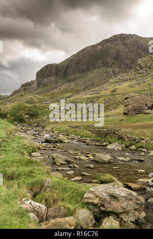 Afon Nant Peris, rivière qui traverse Llanberis Pass in Snowdonia, Gwynedd, au nord du Pays de Galles. Banque D'Images