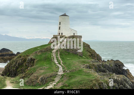 Tŵr Mawr phare sur l'île Llanddwyn, Anglesey, au nord du Pays de Galles UK Banque D'Images