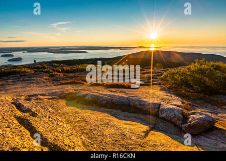 Lever du soleil dans le parc national Acadia observé du haut de Cadillac Mountain. Banque D'Images
