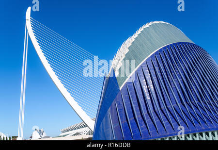 Valencia, Espagne - Octuber 15, 2016 : La Cité des Arts et des Sciences de l'architecte Calatrava : l'Agora palace et l'assud bridge Banque D'Images