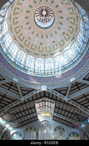 Valencia, Espagne - Octuber 15, 2016 : le style traditionnel de l'architecture interne du Marché Central Banque D'Images