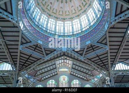 Valencia, Espagne - Octuber 15, 2016 : le style traditionnel de l'architecture interne du Marché Central Banque D'Images