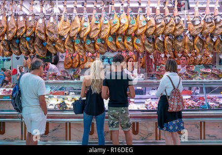 Valencia, Espagne - Octuber 15, 2016 : la population locale et les visiteurs entre les étals de nourriture traditionnelle dans le Marché Central Banque D'Images