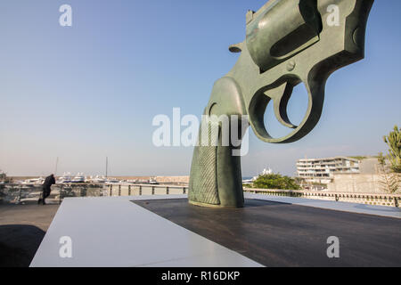 Beyrouth Liban. 9 novembre 2018. Une grande sculpture en Zaitunay Bay Beyrouth d'un Colt Python 357 Magnum revolver avec son canon attaché dans un noeud et le museau pointé vers le ciel . La sculpture d'armes à feu est une copie d'une sculpture réalisée par l'artiste suédois Carl Fredrik Reutersward qui a été installé à l'extérieur du bâtiment de l'Organisation des Nations Unies en 1988 après son ami John Lennon a été tué Crédit : amer ghazzal/Alamy Live News Banque D'Images