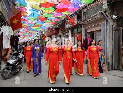 Hanoi, Vietnam. Nov 8, 2018. Les femmes portant Ao Dai, costume traditionnel du Vietnam, visiter le Village de soie Van Phuc à Hanoï, au Vietnam, le 8 novembre 2018. Van Phuc est l'un des plus célèbre et ancien village de tissage de la soie au Vietnam. Ses produits sont non seulement largement consommée au Vietnam mais également exportés dans de nombreux autres pays et régions dans le monde. Credit : Ngo Minh Tien/Xinhua/Alamy Live News Banque D'Images