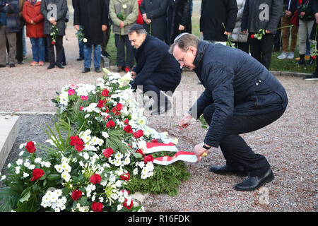 Weimar, Allemagne. 09Th Nov, 2018. Bodo Ramelow (Die Linke, avant), premier ministre du Land de Thuringe, une couronne est l'organisation de la cérémonie de commémoration à ruban à la mémoire des victimes de l'pogrom 1938 nuit. Sur une zone à l'ouest de l'appel carré de la camp de concentration de Buchenwald, le SS paniers 9 845 détenus ensemble dans un camp spécial. Credit : Bodo Schackow Zentralbild-/dpa/dpa/Alamy Live News Banque D'Images