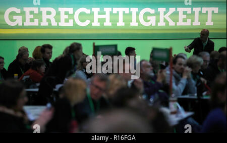 Leipzig, Allemagne. 09Th Nov, 2018. Les participants de la conférence des délégués de l'Alliance 90/s'asseoir en face d'une banderole avec l'inscription 'justice'. Le congrès du parti se concentrera sur l'adoption du programme pour les élections européennes et l'élaboration de la liste fédérale des verts pour les élections européennes. Crédit : Jan Woitas/dpa-Zentralbild/dpa/Alamy Live News Banque D'Images