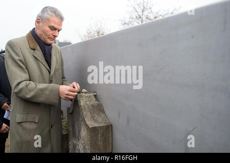 09 novembre 2018, la Saxe-Anhalt, Wörlitz : Holger Stahlknecht (CDU), le ministre de l'Intérieur, de la Saxe-Anhalt, place une pierre sur une pierre tombale avec inscription en hébreu sur l'ancien cimetière juif. Les citoyens de Schkopau a commémoré la Juifs victimes du pogrom nuit de 1938 à aujourd'hui's memorial site. Photo : Klaus-Dietmar Gabbert/dpa-Zentralbild/dpa Banque D'Images