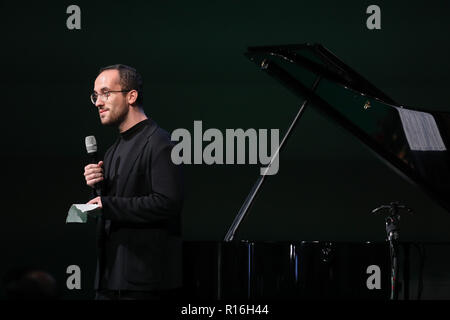 Leipzig, Allemagne. 09Th Nov, 2018. Le pianiste Igor Levit parle de Bündnis 90/Die Grünen avant de jouer du piano à la conférence des délégués. Le congrès du parti se concentrera sur l'adoption du programme pour les élections européennes et l'élaboration de la liste fédérale des verts pour les élections européennes. Crédit : Jan Woitas/dpa-Zentralbild/dpa/Alamy Live News Banque D'Images