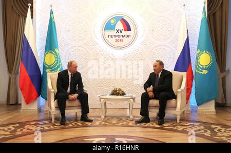 Petropavlovsk (Kazakhstan). 09Th Nov, 2018. Le président russe Vladimir Poutine, à gauche, se réunit avec le Président kazakh Nursultan Nazarbayev, le 9 novembre 2018 à Petropavlovsk (Kazakhstan). Credit : Planetpix/Alamy Live News Banque D'Images