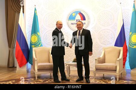 Petropavlovsk (Kazakhstan). 09Th Nov, 2018. Le président russe Vladimir Poutine, gauche, serre la main avec le Président kazakh Nursultan Nazarbayev avant le début d'une réunion bilatérale le 9 novembre 2018 à Petropavlovsk (Kazakhstan). Credit : Planetpix/Alamy Live News Banque D'Images