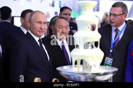 Petropavlovsk (Kazakhstan). 09Th Nov, 2018. Le président russe Vladimir Poutine, à gauche, et le Président kazakh Nursultan Nazarbayev, centre, d''une exposition sur les nouvelles approches et tendances en russe et kazakh Exposition du tourisme le 9 novembre 2018 à Petropavlovsk (Kazakhstan). Credit : Planetpix/Alamy Live News Banque D'Images