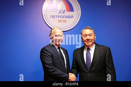 Petropavlovsk (Kazakhstan). 09Th Nov, 2018. Le président russe Vladimir Poutine, gauche, serre la main avec le Président kazakh Noursoultan Nazarbaïev lors d'une visite à ces nouvelles approches et tendances en russe et kazakh Exposition du tourisme le 9 novembre 2018 à Petropavlovsk (Kazakhstan). Credit : Planetpix/Alamy Live News Banque D'Images