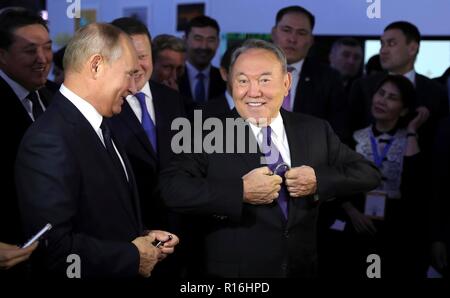 Petropavlovsk (Kazakhstan). 09Th Nov, 2018. Le président russe Vladimir Poutine, à gauche, et le Président kazakh Nursultan Nazarbayev, droite, au cours d'une visite d'une exposition sur les nouvelles approches et tendances en russe et kazakh Exposition du tourisme le 9 novembre 2018 à Petropavlovsk (Kazakhstan). Credit : Planetpix/Alamy Live News Banque D'Images
