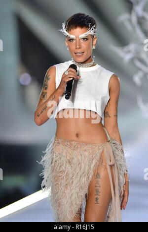 Halsey sur la piste pour 2018 Victoria's Secret Fashion Show - Piste, Pier 94, New York, NY Le 8 novembre 2018. Photo par : Kristin Callahan/Everett Collection Banque D'Images