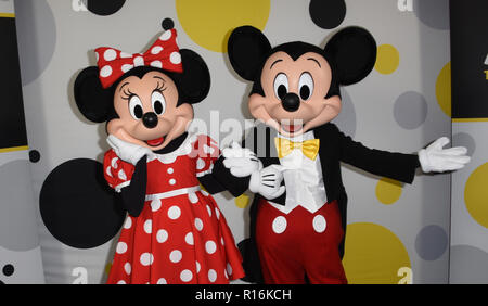 09 novembre 2018, la Bavière, München : Minnie (l) et Mickey Mouse célèbrent leur 90e anniversaire. Le personnage de Walt Disney a célébré sa première mondiale il y a 90 ans dans le film 'Steamboat Willie'. Photo : Volker Dornberger/dpa Banque D'Images