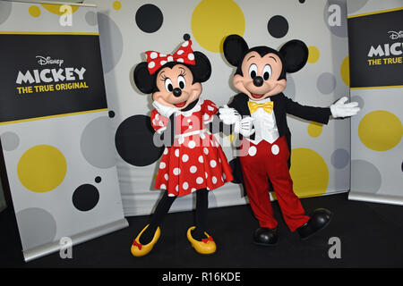 09 novembre 2018, la Bavière, München : Minnie (l) et Mickey Mouse célèbrent leur 90e anniversaire. Le personnage de Walt Disney a célébré sa première mondiale il y a 90 ans dans le film 'Steamboat Willie'. Photo : Volker Dornberger/dpa Banque D'Images