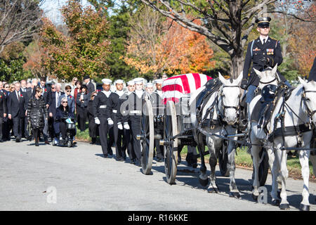 Arlington, États-Unis d'Amérique. 05Th Nov, 2018. Un cheval dessiné caisson porte le reste de l'ancien astronaute Alan Bean lors d'une cérémonie d'internement au cimetière national d'Arlington, le 8 novembre 2018 à Arlington, en Virginie. Sélectionné comme astronaute en 1963, le haricot a volé dans l'espace deux fois, devenant le quatrième homme à marcher sur la lune le 19 novembre 1969 et a passé 59 jours dans l'espace en tant que commandant de la deuxième mission Skylab en 1973. Credit : Planetpix/Alamy Live News Banque D'Images