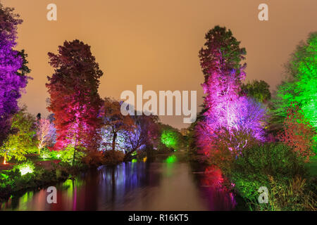 Syon Park, London, UK. Nov 9, 2018. La Forêt Enchantée retourne à Syon Park à Brentford, pour le plus grand plaisir des visiteurs qui peuvent se déplacer entre les scènes lumineuses. Un magnifiquement illuminés sentier serpente autour du lac ornemental à Syon Park, passé de Syon House et la grande véranda, qui aboutiront à un spectacle laser à l'intérieur de la véranda. Enchanted Woodland est ouvert Nov 9-25, 2018. Credit : Imageplotter News et Sports/Alamy Live News Banque D'Images