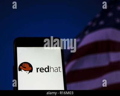 Kiev, Ukraine. Nov 9, 2018. Red Hat Software logo de l'entreprise vu affichée sur téléphone intelligent. Red Hat, Inc. est une multinationale américaine de logiciels d'entreprise fournissant des produits logiciels open-source pour la communauté de l'entreprise. Crédit : Igor Golovniov SOPA/Images/ZUMA/Alamy Fil Live News Banque D'Images