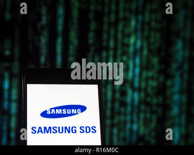 Kiev, Ukraine. Nov 9, 2018. Logo Samsung SDS vu affichée sur téléphone intelligent. Samsung SDS, créé en 1985, en tant que filiale de Samsung Group offre des services de technologie de l'information. Il s'agit notamment de services de consultation ; services techniques ; et de l'infogérance. Crédit : Igor Golovniov SOPA/Images/ZUMA/Alamy Fil Live News Banque D'Images