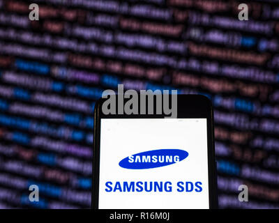 Kiev, Ukraine. Nov 9, 2018. Logo Samsung SDS vu affichée sur téléphone intelligent. Samsung SDS, créé en 1985, en tant que filiale de Samsung Group offre des services de technologie de l'information. Il s'agit notamment de services de consultation ; services techniques ; et de l'infogérance. Crédit : Igor Golovniov SOPA/Images/ZUMA/Alamy Fil Live News Banque D'Images