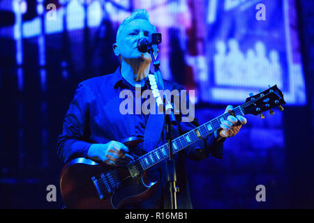 Alexandra Palace, Londres, Royaume-Uni, le 9 novembre 2018, nouvel ordre sur leur seule tournée britannique date de 2018, Bernard Sumner, Crédit : Richard Soans/Alamy Live News Banque D'Images