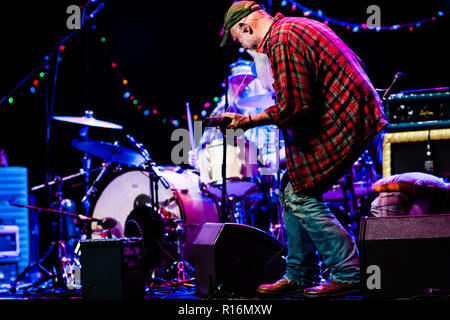 Cambridge, UK. 9 novembre, 2018. Seasick Steve effectue live at the Cambridge Corn Exchange soutenant l'album U cuisinier ?. Richard Etteridge / Alamy Live News Banque D'Images