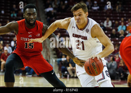 Columbia, SC, États-Unis d'Amérique. Nov 9, 2018. South Carolina Gamecocks de l'avant Maik Kotsar (21) entraîne le Lane dans le match de basket-ball de NCAA de Colonial Life Arena de Columbia, SC. (Scott Kinser/Cal Sport Media) Credit : csm/Alamy Live News Banque D'Images