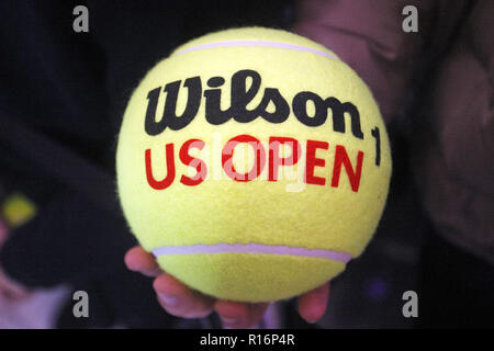 9 novembre 2018 - Kiev, Ukraine - une grosse balle de tennis avec le texte '' Wilson US open '' est vu dans une main d'un ventilateur, pendant une séance d'autographes de la joueuse de tennis ukrainienne Elina Svitolina à Kiev, Ukraine, le 9 novembre 2018. Elina Svitolina de gagner contre l'Ukraine Sloane Stephens de l'USA et enregistrer la plus grande victoire de sa carrière lorsqu'elle se sont ralliés pour un 2-1 (3-6, 6-2, 6-2), lors de leur match de finale du BNP Paribas WTA Finale 2018 tenu à Singapour du 28 octobre 2018, et il a terminé l'yearas comme la 4ème place dans le classement WTA, comme on disait dans les médias. (Crédit Image : © Serg Glovny/Zuma sur le fil) Banque D'Images