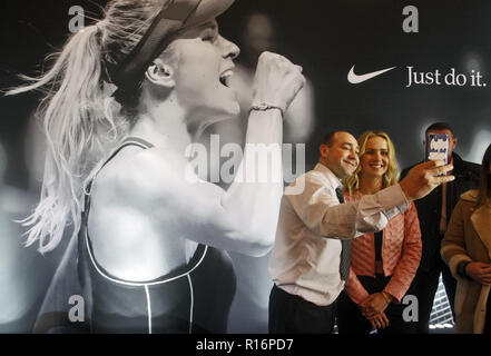 Kiev, Kiev, Ukraine. Nov 9, 2018. Elina Svitolina joueur de tennis ukrainien (2-L) participe à une réunion avec ses fans lors d'une séance d'autographes à Kiev.Elina Svitolina de gagner contre l'Ukraine Sloane Stephens de l'USA et enregistrer la plus grande victoire de sa carrière lorsqu'elle se sont ralliés pour un 2-1 (3-6, 6-2, 6-2), lors de leur match de finale du BNP Paribas WTA Finale 2018 tenu à Singapour du 28 octobre 2018. Crédit : Pavlo Gonchar SOPA/Images/ZUMA/Alamy Fil Live News Banque D'Images