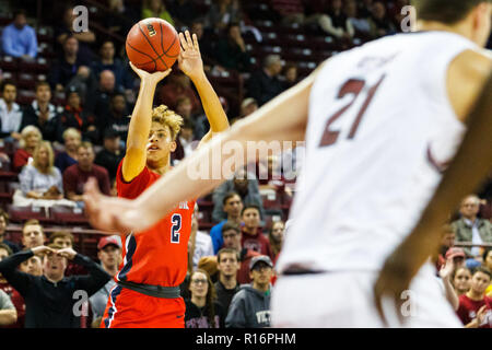 Columbia, SC, États-Unis d'Amérique. Nov 9, 2018. Stony Brook loups guard Miles Latimer (2) tire un 3 dans le match de basket-ball de NCAA de Colonial Life Arena de Columbia, SC. (Scott Kinser/Cal Sport Media) Credit : csm/Alamy Live News Banque D'Images