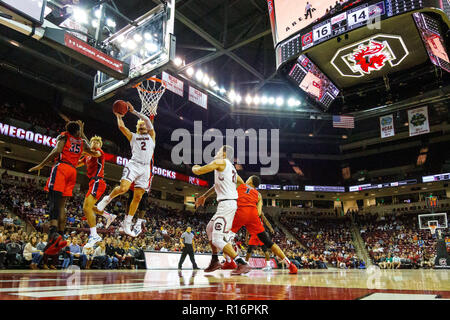 Columbia, SC, États-Unis d'Amérique. Nov 9, 2018. South Carolina Gamecocks guard Hassani Gravett (2) va jusqu'à la layup dans le match de basket-ball de NCAA de Colonial Life Arena de Columbia, SC. (Scott Kinser/Cal Sport Media) Credit : csm/Alamy Live News Banque D'Images
